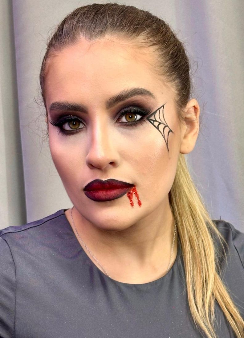 Maquiagem glam com teia de aranha