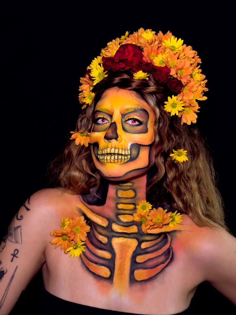Vivi Ferreira com maquiagem artística de caveira mexicana